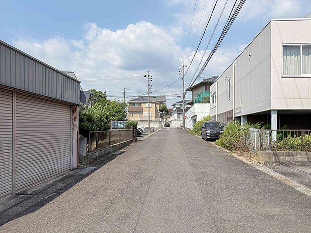 【前面道路含む現地写真】前面道路は交通量の少ない道路です。ゆとりがあり、駐車時もゆっくりと落ち着いて行える立地環境になっています♪