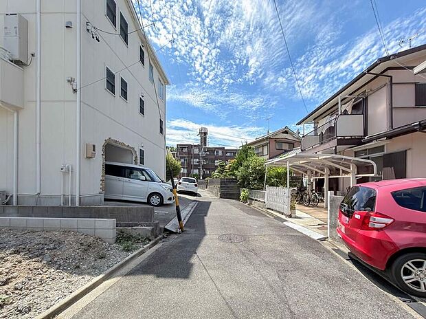 【前面道路含む現地写真】前面道路は交通量の少ない道路です。ゆとりがあり、駐車時もゆっくりと落ち着いて行える立地環境になっています♪