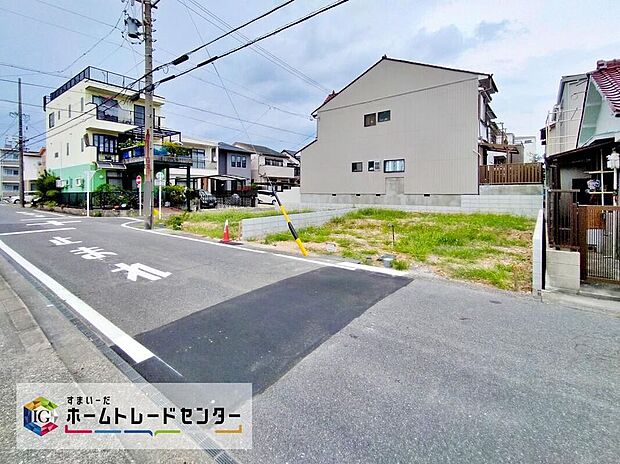 【前面道路含む現地写真】地下鉄名城線「瑞穂運動場東」駅まで徒歩17分♪雨や風からお車を守るビルトインガレージ採用。広めの前面道路で駐車もラクに行えます◎