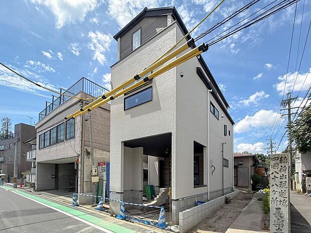 【現地外観写真】周辺は静かで落ち着いた住環境です♪確かな住宅性能と暮らしを彩る充実の設備。快適な新生活がスタートできます。ぜひあなたの目で、現地をお確かめください♪