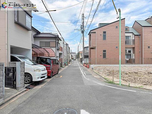 【前面道路含む現地写真】前面道路は車通りが少ないため、お子様との暮らしにも安心です♪