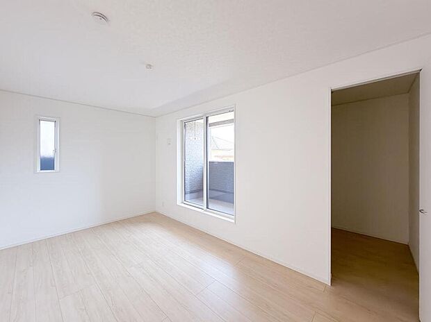 【リビング以外の居室】広々とした居住空間は日々の暮らしを彩り、心のやすらぎと満足感を与えてくれます。通風と採光を考慮した設計は子供たちはのびのび育ち、家族でくつろぎと団らんを生み出します。