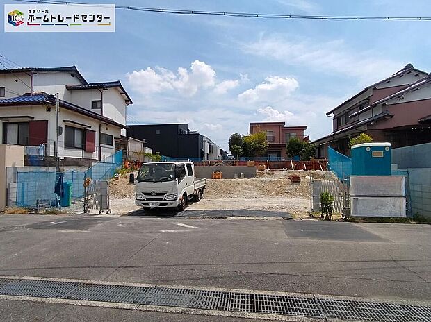 【現地外観写真】完成に向けて現在建築工事中です☆土日・平日を問わず毎日モデルハウスにて物件説明会を開催中☆お気軽にお問い合わせ下さい☆