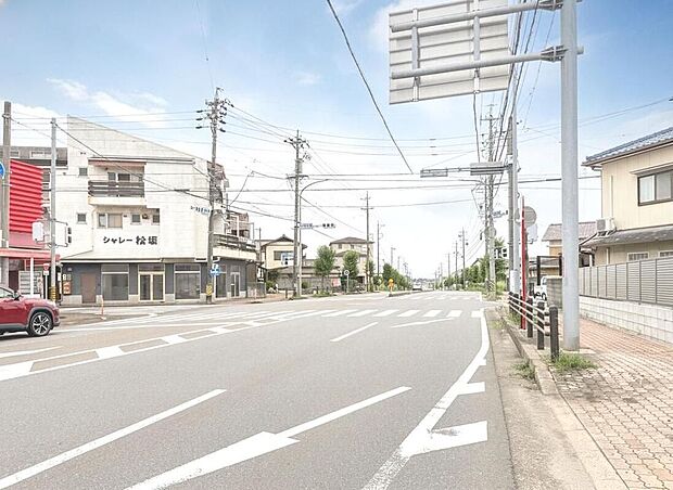 【前面道路含む現地写真】前面道路は交通量があるため、夜間でも明るく人目につきやすい、防犯面で安心感のある住環境です。道路幅がしっかりと確保されているため、開放感もあります。