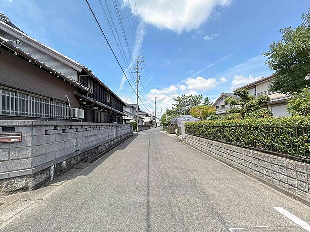 【前面道路含む現地写真】前面道路は交通量の少ない道路です。ゆとりがあり、駐車時もゆっくりと落ち着いて行える立地環境になっています♪　