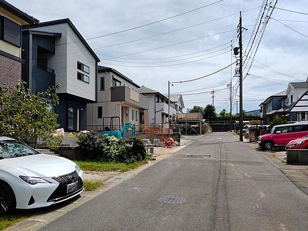 【前面道路含む現地写真】前面道路は交通量の少ない道路です。ゆとりがあり、駐車時もゆっくりと落ち着いて行える立地環境になっています♪　　

