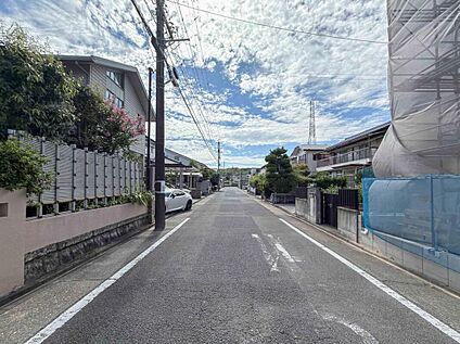 前面道路と周辺住宅の様子