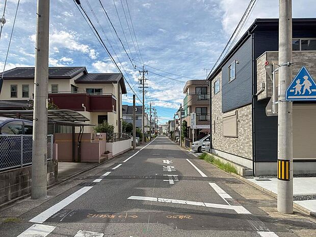 【前面道路含む現地写真】前面道路は交通量の少ない道路です。ゆとりがあり、駐車時もゆっくりと落ち着いて行える立地環境になっています♪　　