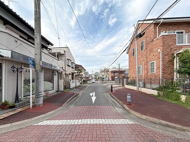 【前面道路含む現地写真】前面道路は交通量の少ない道路です。ゆとりがあり、駐車時もゆっくりと落ち着いて行える立地環境になっています♪　　