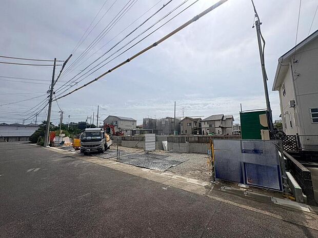 【前面道路含む現地写真】前面道路は交通量の少ない道路です。ゆとりがあり、駐車時もゆっくりと落ち着いて行える立地環境になっています♪