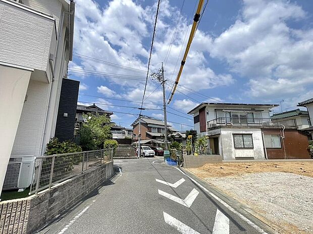 【前面道路含む現地写真】前面道路は交通量の少ない道路です。ゆとりがあり、駐車時もゆっくりと落ち着いて行える立地環境になっています♪