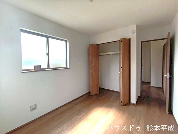 【洋室】窓からたっぷりと日が差し込む明るい部屋です