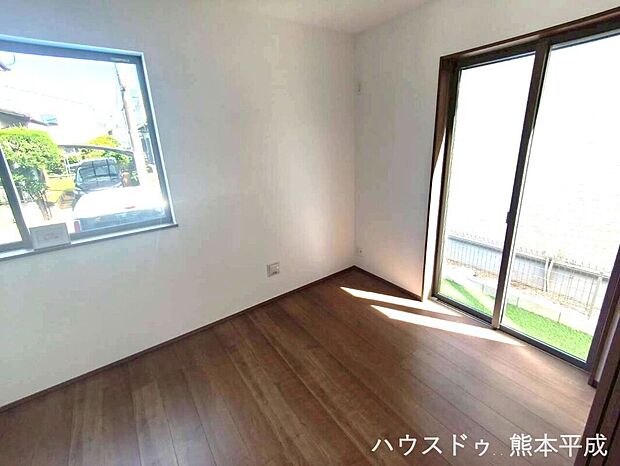 【洋室(1階)】南面に窓がある為、日当たりが良い明るい洋室です