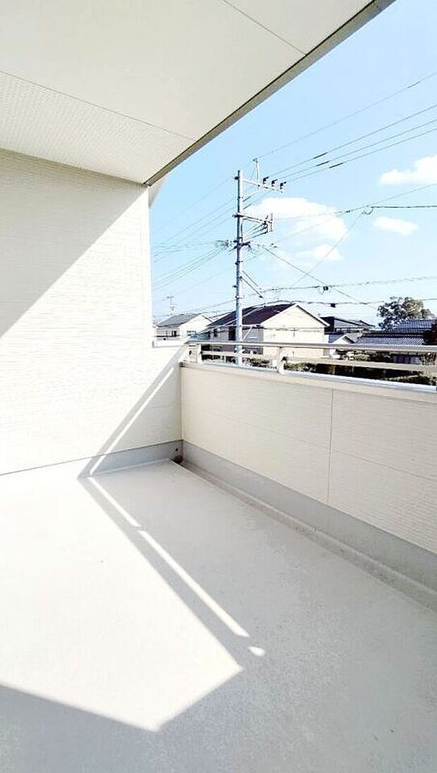 【バルコニー】屋根付きのインナーバルコニーで雨が降っても使用でき、リラックススペースとしても十分な広さがあります