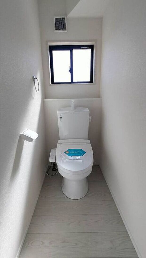【トイレ(1階)】2か所にトイレがあり、来客時での使い分けも可能です