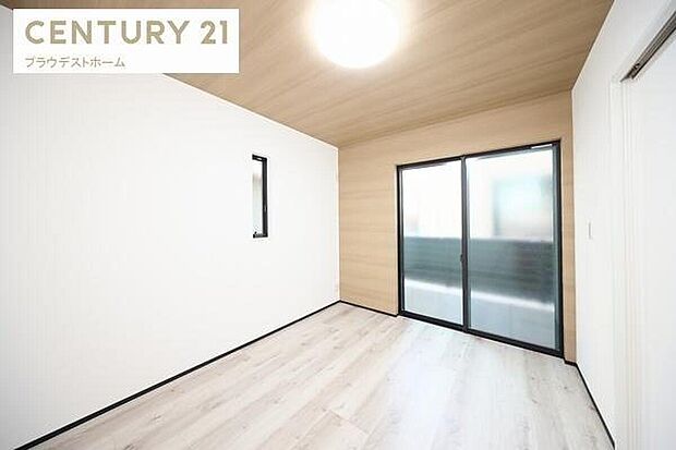 【洋室】【施工例】
２面採光の洋室。
木目のアクセントクロスが目を引くお部屋。
全体を広く明るく見せてくれます。