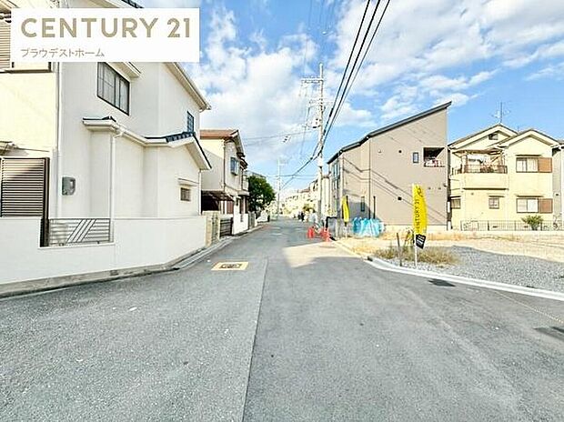 【前面道路含む現地写真】周辺に生活利便施設も揃う、利便性と落ち着きを兼ね備えた土地。理想の住まいづくりに最適です。

