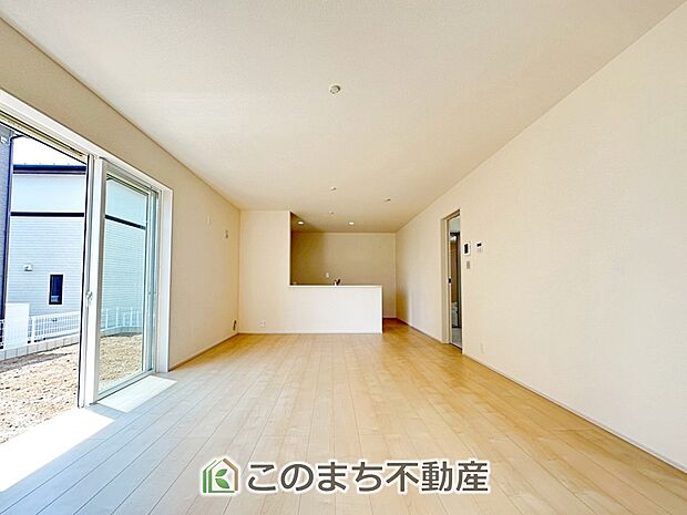 開放感のある広々としたリビング☆家族みんなでゆったりくつろげます♪ 南側から暖かな日差しが差し込みます♪キッチンからリビングの様子がよく見渡せます☆