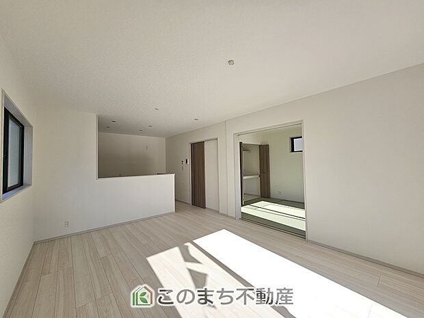 開放感のある広々としたリビング☆家族みんなでゆったりくつろげます♪ 南側から暖かな日差しが差し込みます♪キッチンからリビングの様子がよく見渡せます☆