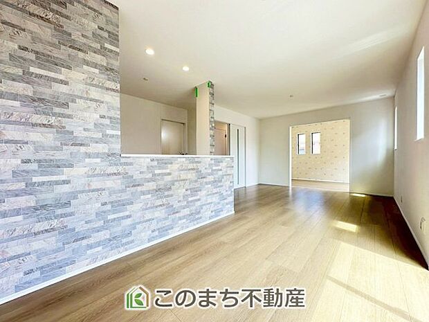 開放感のある広々としたリビング☆家族みんなでゆったりくつろげます♪ 南側から暖かな日差しが差し込みます♪キッチンからリビングの様子がよく見渡せます☆