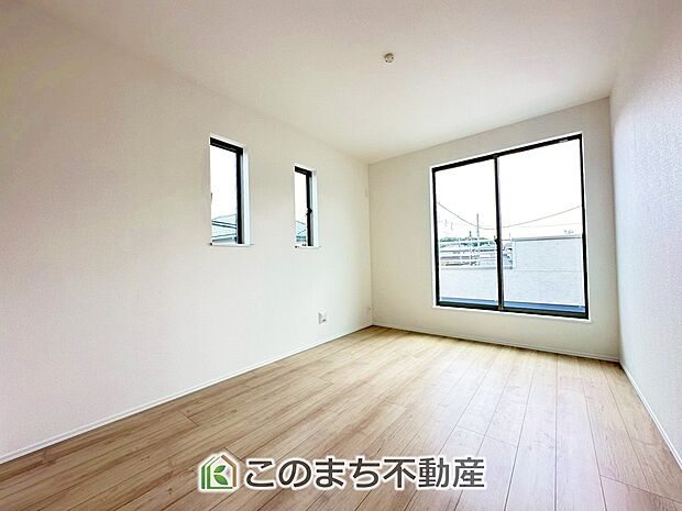 採光も確保されたお部屋です。大きいベッドを置いても余裕のあるゆとり空間。 