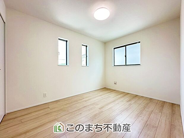 柔らかい陽光が差し込む明るいお部屋を演出する設計。彩光の取れる窓が気持ちの良いお部屋を創り上げます。 
