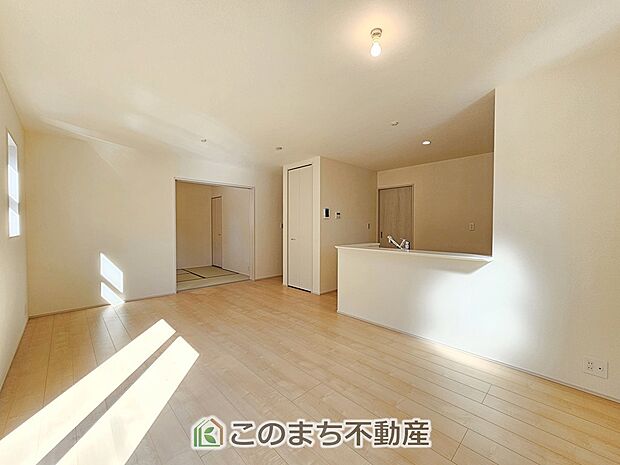 開放感のある広々としたリビング☆家族みんなでゆったりくつろげます♪ 南側から暖かな日差しが差し込みます♪キッチンからリビングの様子がよく見渡せます☆