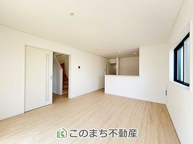 開放感のある広々としたリビング☆家族みんなでゆったりくつろげます♪ 南側から暖かな日差しが差し込みます♪キッチンからリビングの様子がよく見渡せます☆