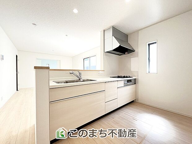 お洒落なホワイト天板のペニンシュラキッチンを採用しております。 浄水器内蔵の水栓です♪ 