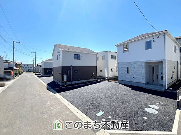 前面道路は広々としてます！運転が苦手な方でもお車の出し入れ簡単で安心です☆ 