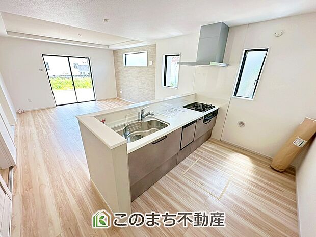 お洒落なホワイト天板のペニンシュラキッチンを採用しております。 浄水器内蔵の水栓です♪ 