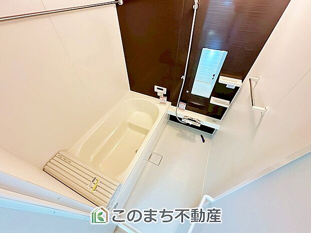 ゆったり１坪バスには換気・乾燥・暖房機能付き！！ 大人も足を伸ばせるゆったり浴槽！！ ご家族皆さんで入っても、一人でゆっくり入っても一日の疲れを癒してくれるお風呂です！！ 