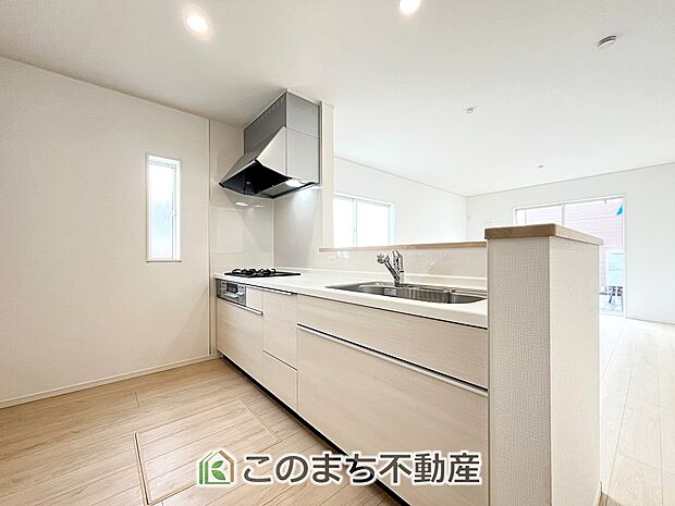 お洒落なホワイト天板のペニンシュラキッチンを採用しております。 浄水器内蔵の水栓です♪ 