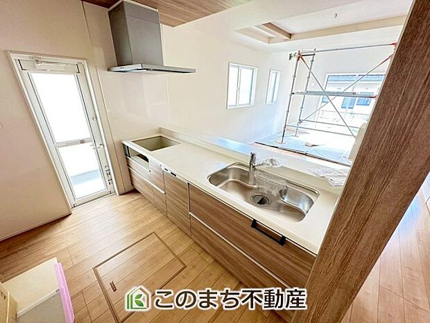 お洒落なホワイト天板のペニンシュラキッチンを採用しております。 浄水器内蔵の水栓です♪ 