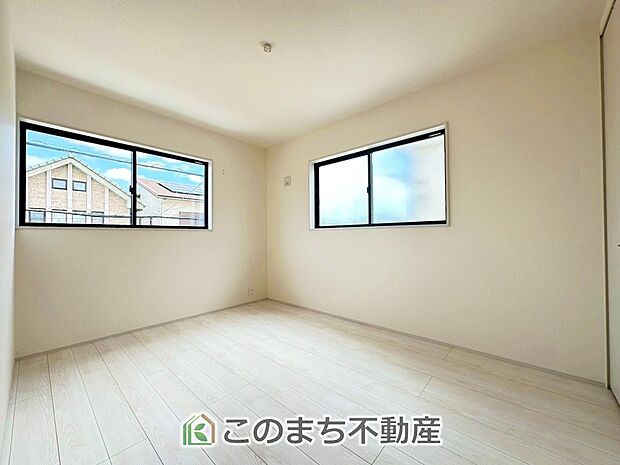 居室のサッシにはペアガラスを採用しております。高い断熱性による省エネと結露対策に有効です。 