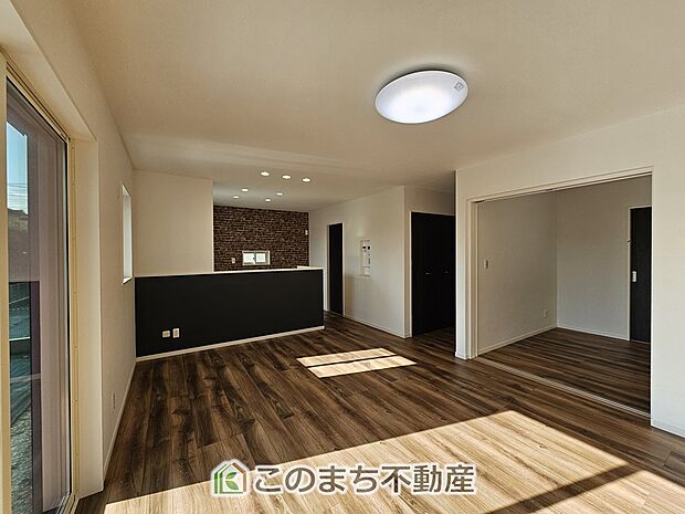 開放感のある広々としたリビング☆家族みんなでゆったりくつろげます♪ 南側から暖かな日差しが差し込みます♪キッチンからリビングの様子がよく見渡せます☆