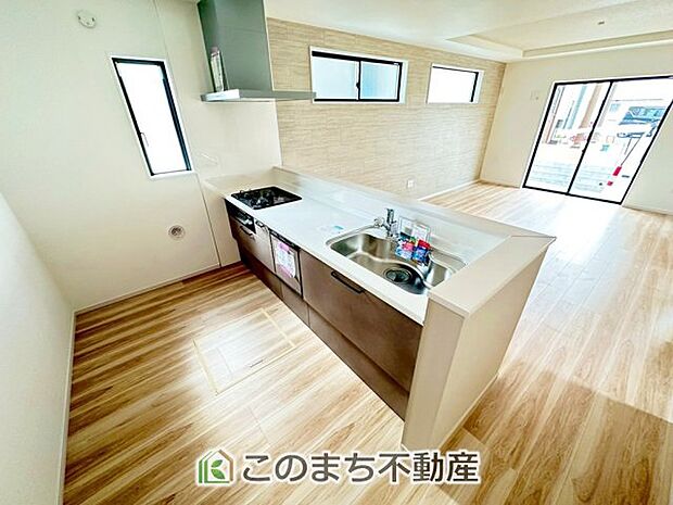 お洒落なホワイト天板のペニンシュラキッチンを採用しております。 浄水器内蔵の水栓です♪ 