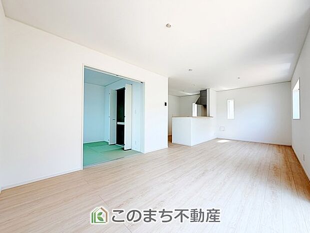 リビングと洋室が引き戸でつながる開放的な間取り。扉を開ければ広々とした空間として利用でき、ライフスタイルに合わせて使い分けが可能です。 