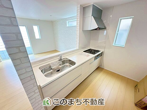 お洒落なホワイト天板のペニンシュラキッチンを採用しております。 浄水器内蔵の水栓です♪ 