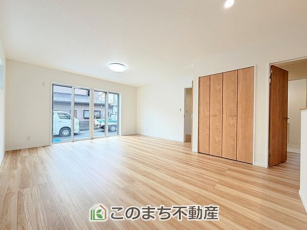 開放感のある広々としたリビング☆家族みんなでゆったりくつろげます♪ 南側から暖かな日差しが差し込みます♪キッチンからリビングの様子がよく見渡せます☆