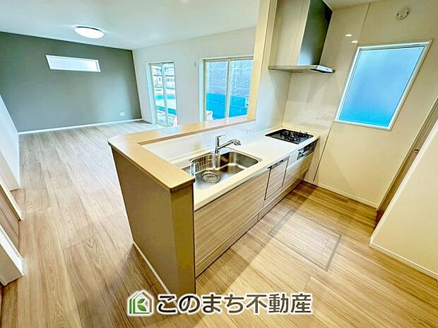 お洒落なホワイト天板のペニンシュラキッチンを採用しております。 浄水器内蔵の水栓です♪ 