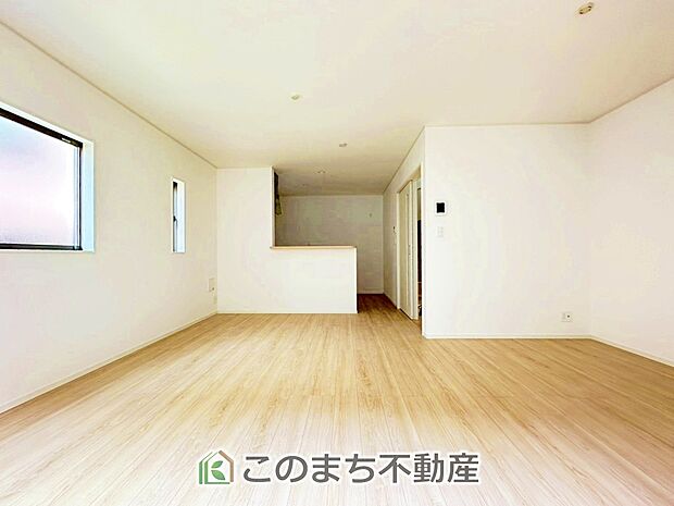ＬＤＫは家族団欒スペースとしては十分な広さです！ 大きいダイニングテーブル、カウチ付きソファ、大型ＴＶも気兼ねなく配置可能！！ 
