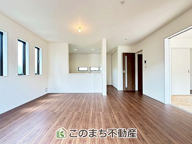 優しい日差しの差し込むリビングダイニングは、木目の映えるシンプルな造りになっています。 家族の思い出を育む団らんの空間です。