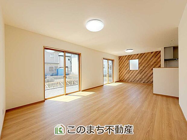 日が当たる広いリビングございます。