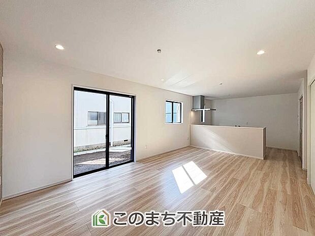 開放感のある広々としたリビング☆家族みんなでゆったりくつろげます♪ 南側から暖かな日差しが差し込みます♪キッチンからリビングの様子がよく見渡せます☆