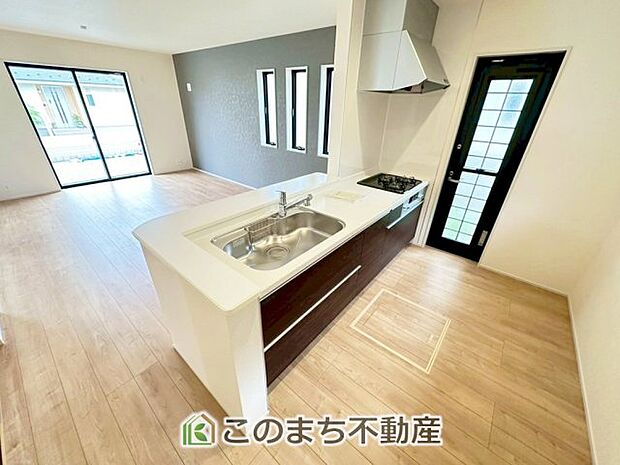 お洒落なホワイト天板のペニンシュラキッチンを採用しております。 浄水器内蔵の水栓です♪