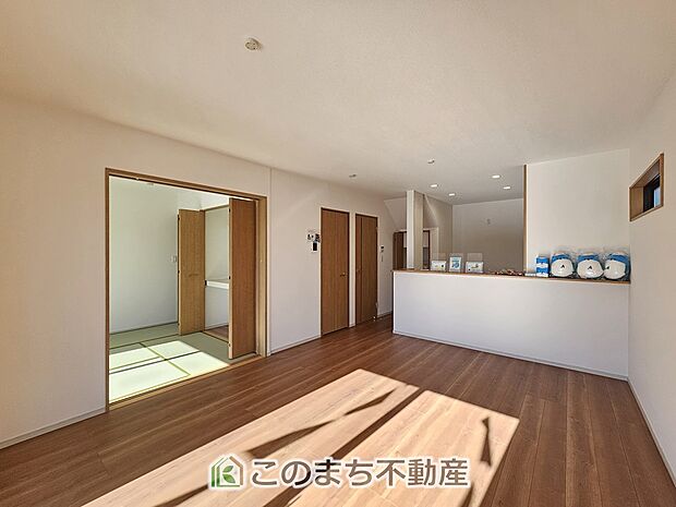 開放感のある広々としたリビング☆家族みんなでゆったりくつろげます♪ 南側から暖かな日差しが差し込みます♪キッチンからリビングの様子がよく見渡せます☆