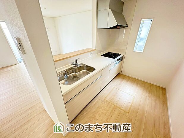 お洒落なホワイト天板のペニンシュラキッチンを採用しております。 浄水器内蔵の水栓です♪