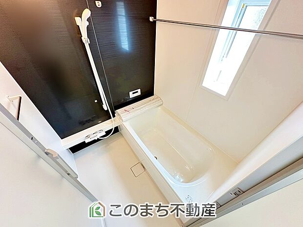 ゆったり1坪バスには換気・乾燥・暖房機能付き!! 大人も足を伸ばせるゆったり浴槽!! ご家族皆さんで入っても、一人でゆっくり入っても一日の疲れを癒してくれるお風呂です!!