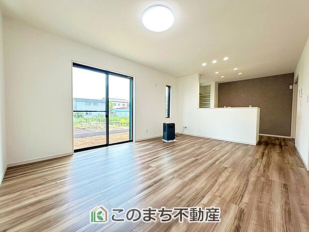 オープンでのびやかな空間を生み出す、こだわりの広がりとゆとり。家族と過ごす時間を大切にしたい方にぴったりの明るくゆとりある住空間です。窓からの日差しがリビングの隅々までしっかりと届きます。 